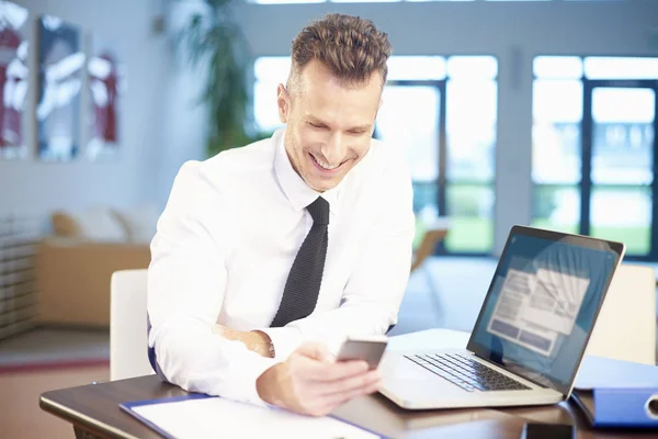 Zakenman met zijn mobiele telefoon — Stockfoto