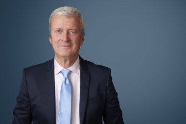  profesyonel adam ayakta