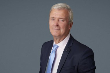  profesyonel adam ayakta