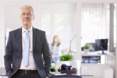 Yönetmen işadamı duran 