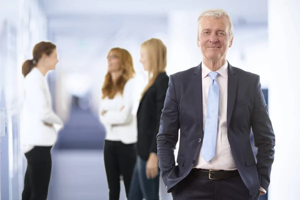 A confident elderly businessman standing — Stock Photo, Image