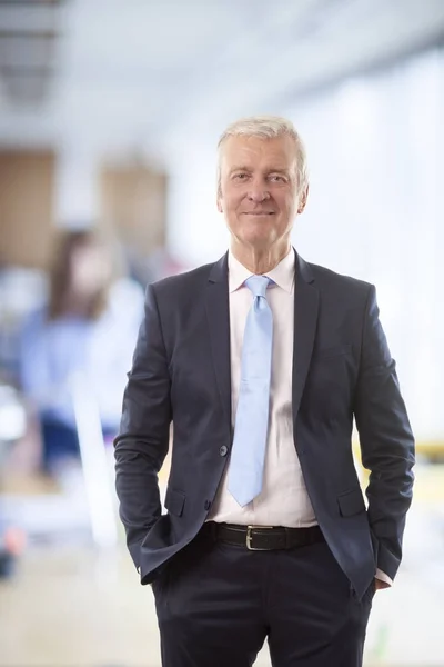 Geschäftsmann steht im Büro. — Stockfoto