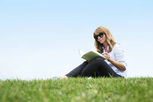 Frau liest ein gutes Buch — Stockfoto