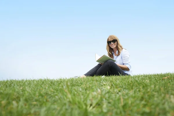 Frau liest ein gutes Buch — Stockfoto