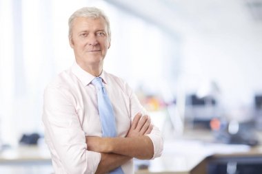 kollarını çapraz duran işadamı 