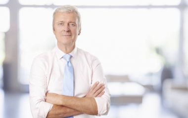  Kendine güvenen üst düzey adam ayakta