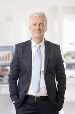 ofiste ayakta Direktörü