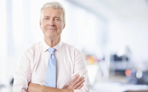 Empresario de pie con los brazos cruzados — Foto de Stock