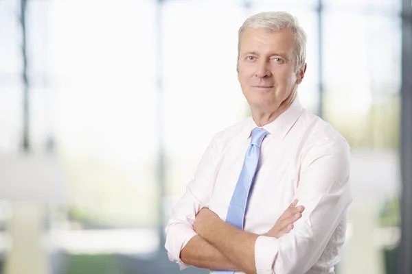 Man standing with arms crossed — Stock Photo, Image