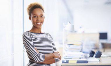 kollarını çapraz duran iş kadını