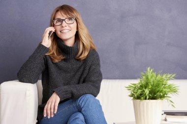 kadın onu cep telefonundan söz 