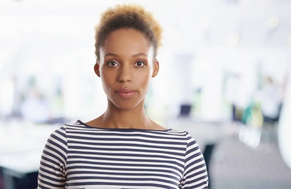 Afroamerikanerin im Stehen — Stockfoto