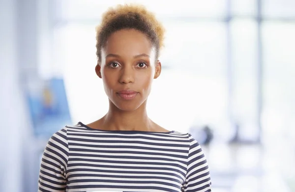 Afroamerikanerin im Stehen — Stockfoto