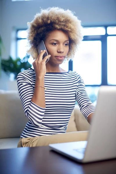 Empresaria haciendo llamada — Foto de Stock