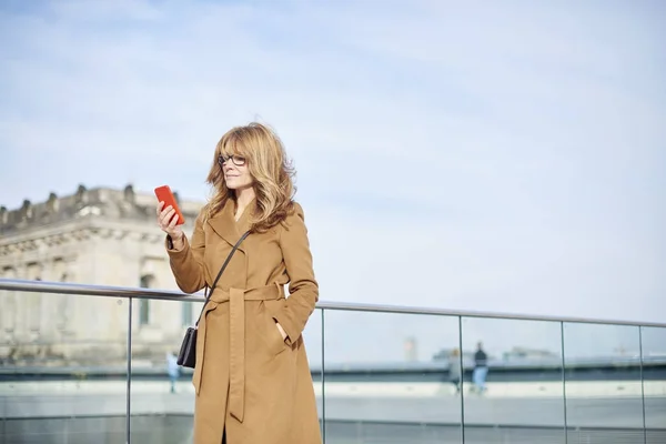 Frau benutzt Mobiltelefon — Stockfoto