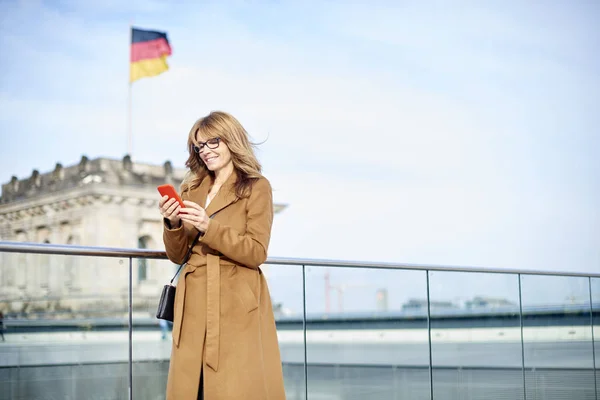 Žena pomocí mobilního telefonu — Stock fotografie