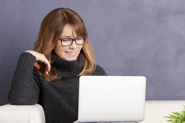 Donna Navigando su internet — Foto Stock