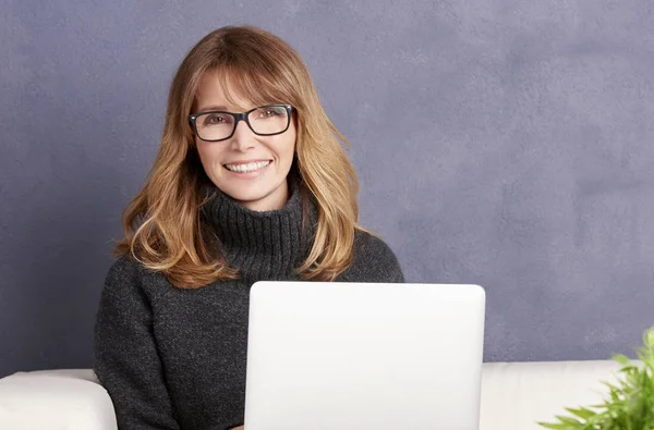 Frau surft im Internet — Stockfoto