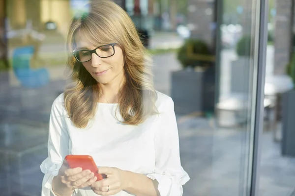 Žena pomocí mobilního telefonu — Stock fotografie