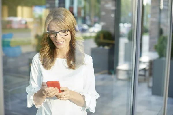 Frau benutzte ihr Handy — Stockfoto