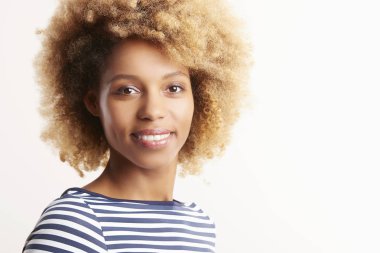 Afro-Amerikan kadın ayakta  