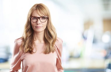 Kameraya bakan kadın. 