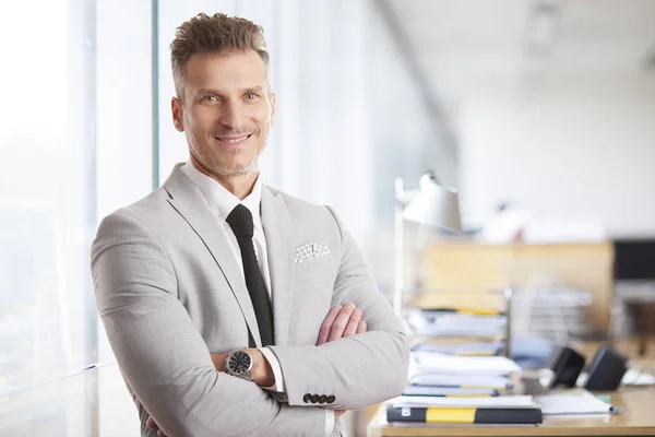 Businessman standing with arms crossed — Stock Photo, Image