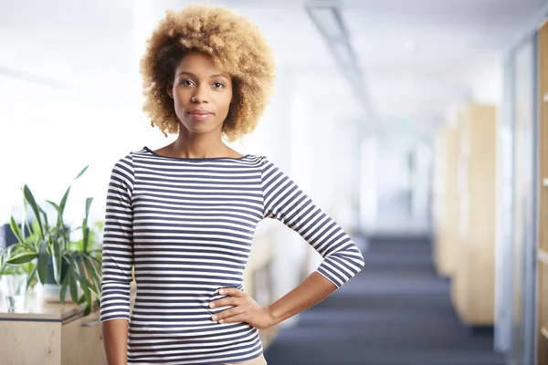 Femme d'affaires debout dans le bureau — Photo