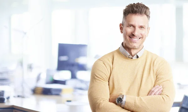 Uomo d'affari che indossa abiti casual — Foto Stock