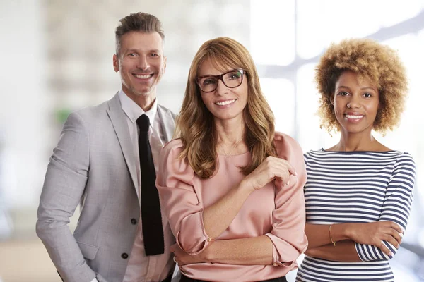 Zakenvrouw permanent met haar collega 's — Stockfoto