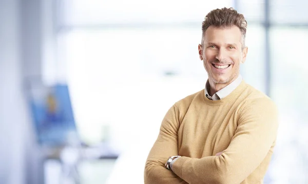 Businessman standing with arms crossed — Stock Photo, Image