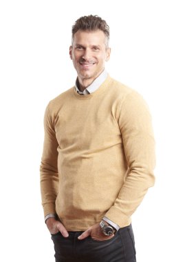 rahat kıyafetler giyen adam 