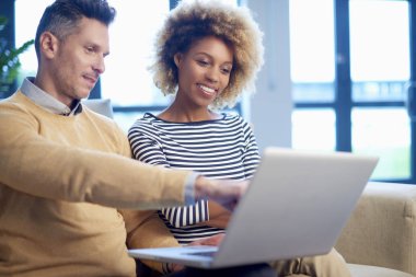 empresario mostrando algobir şey gösteren işadamı