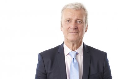 hombre de negocios caminando hacia la cámara 