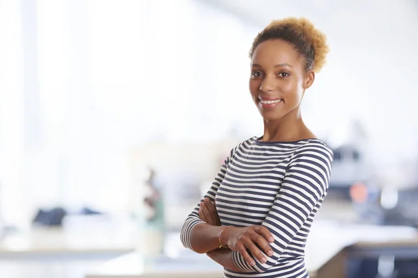 Businesswoman standing with folded arms — Stock Photo, Image