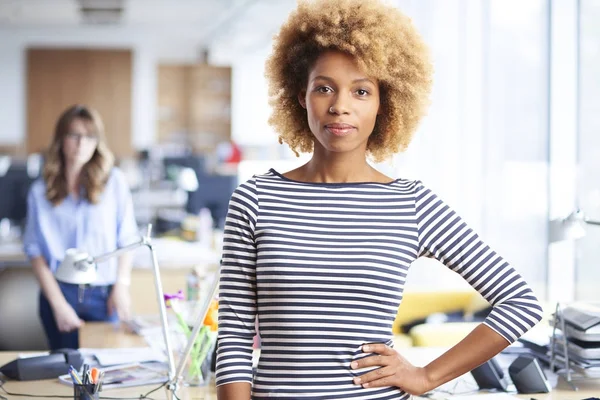 Geschäftsfrau steht im Büro — Stockfoto