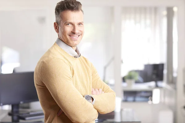 Hombre de negocios de mediana edad de pie — Foto de Stock