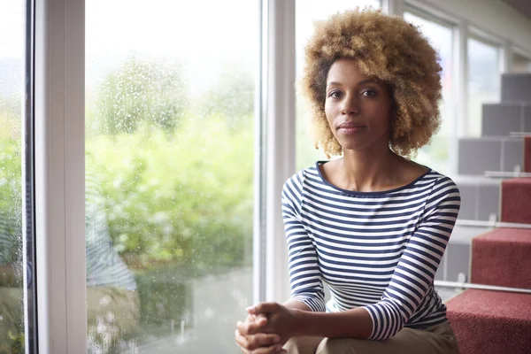 Afroamerikanerin blickt in Kamera — Stockfoto