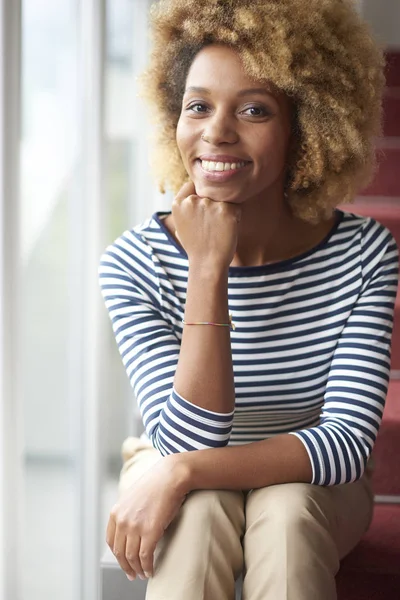 Mujer afroamericana sonriendo felizmente — Foto de Stock