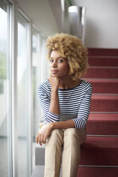 Afro-amerikai nő keresi a kamera — Stock Fotó