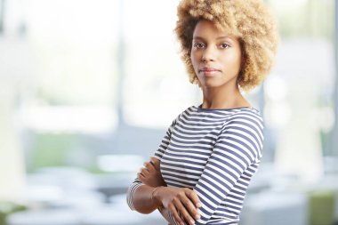 gülümseyen genç kadın ayakta