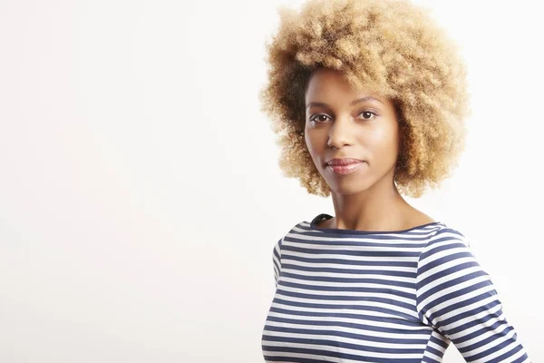 Jonge vrouw die lacht naar de camera — Stockfoto