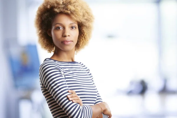 Mujer joven de pie — Foto de Stock