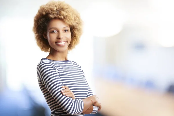 Feliz joven retrato de mujer de negocios — Foto de Stock