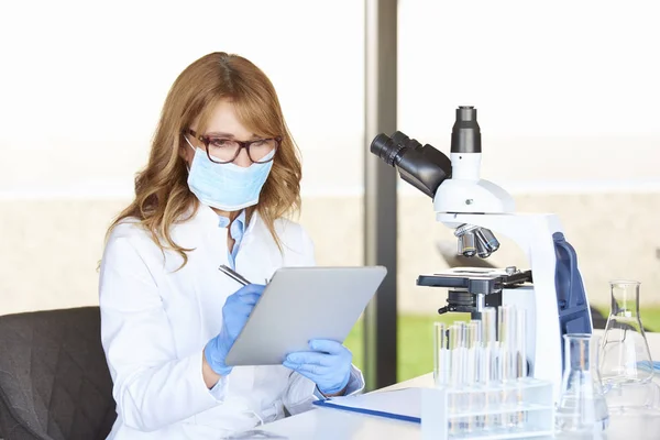 Uma Assistente Laboratório Feminina Meia Idade Usando Tablet Digital Analisando — Fotografia de Stock