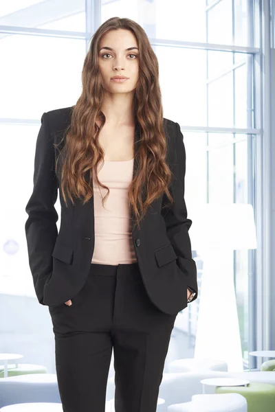 一个有吸引力的年轻销售助理女实业家在商务会议前站在会议室 — 图库照片