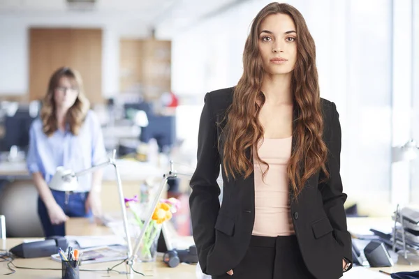 Uma Jovem Empresária Profissional Sucesso Escritório — Fotografia de Stock