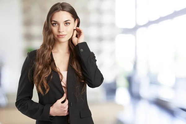 Una Giovane Donna Affari Successo Piedi Con Braccia Incrociate Nella — Foto Stock