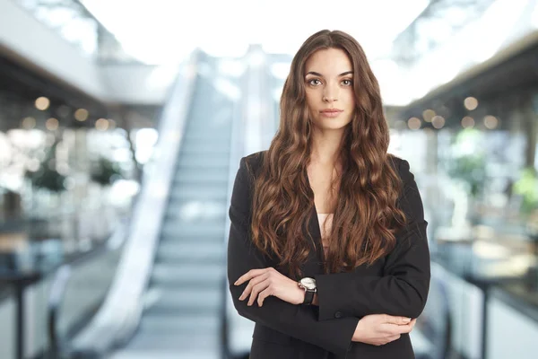 Una Giovane Donna Con Braccia Incrociate Grande Magazzino Fronte Alla — Foto Stock