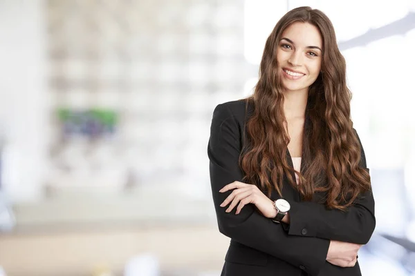 Una Joven Mujer Negocios Con Sonrisa Dentada Brazos Cruzados Pie —  Fotos de Stock